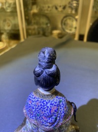 Une figure d'une femme assise sur un tr&ocirc;ne de lotus en porcelaine de Chine famille rose, 19&egrave;me